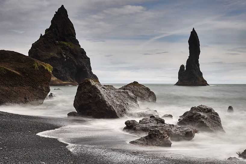 Plage noire avec aiguilles de roche par Edwin van Wijk