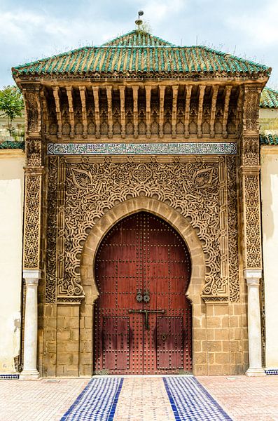 Toegangsdeur van het mausoleum van Mulai Ismail in Meknes Marokko van Dieter Walther
