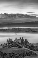 Landhuis in Toscane met mist in zwart-wit