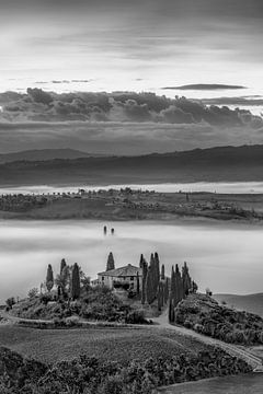 Maison de campagne en Toscane paysage avec brouillard en noir et blanc sur Manfred Voss, Schwarz-weiss Fotografie