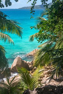 Turquoise water voor de kust van La Digue (Seychellen)