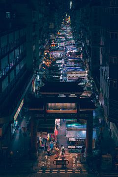 Winkelen in Temple Street, HongKong China van Michael Bollen