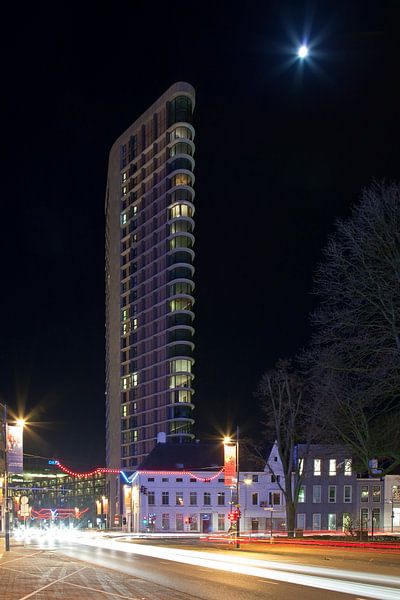 Photo de nuit de la tour Vesteda à Eindhoven par Anton de Zeeuw