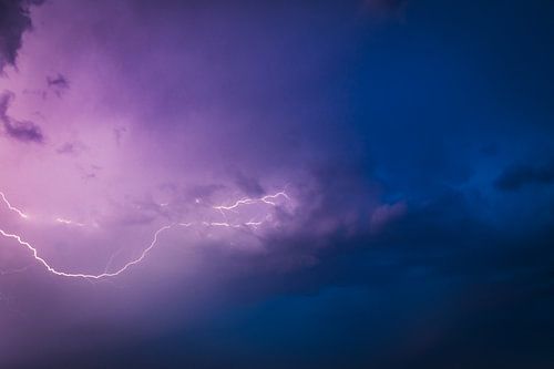 Bliksem in de donkere nachtelijke hemel