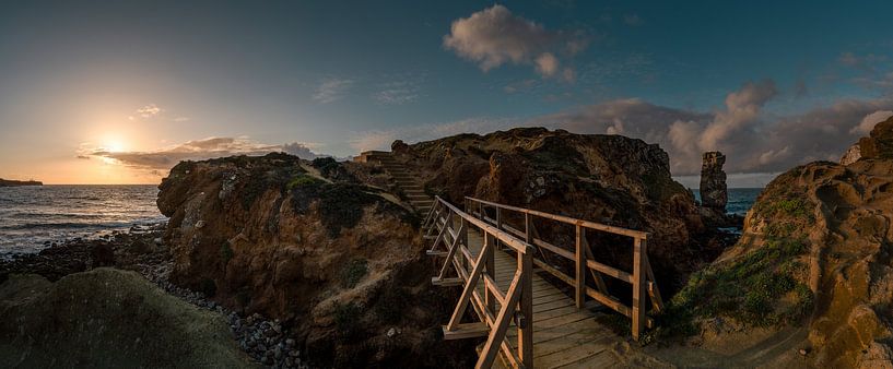Houten loopbrug over kliffen bij zonsondergang van Jonas Weinitschke