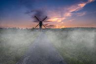 Die Zandwijker Mühle in Uppel im Nebel und bei schönem Sonnenuntergang von Tonny Verhulst Miniaturansicht