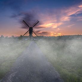 Die Zandwijker Mühle in Uppel im Nebel und bei schönem Sonnenuntergang von Tonny Verhulst