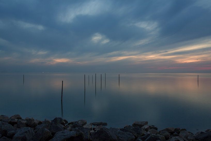Sluierbewolking tijdens zonsondergang Markermeer  by Juul Baars