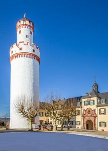 Weißer Turm im Innenhof vom Schloss von Bad Homburg von Christian Müringer