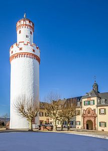 Weißer Turm im Innenhof vom Schloss von Bad Homburg