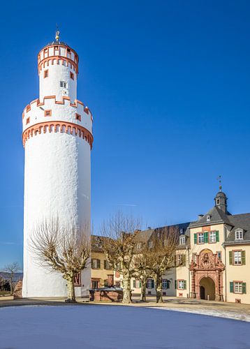 Witte toren op de binnenplaats van het kasteel van Bad Homburg