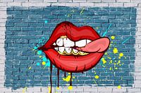 Lippen an der blauen Wand