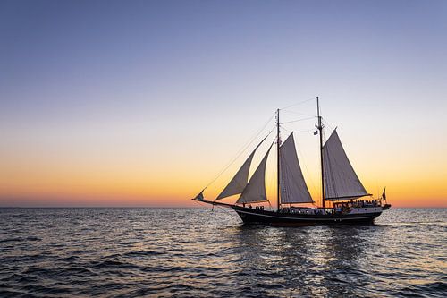 Zeilschip in de zonsondergang bij de Hanse Sail in Rostock