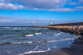 Pier en golven aan de Oostzeekust in Warnemünde van Rico Ködder