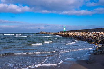Mole und Wellen an der Ostseeküste in Warnemünde von Rico Ködder