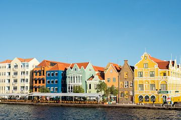 Kleurige huisjes bij de haven van Willemstad, Curaçao van Art Shop West