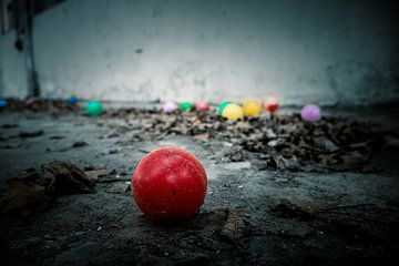 Verloren kindertijd - Kleurrijke ballen in een verlaten kamer van Infinite Decay