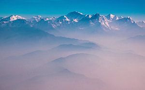 Ochtendnevel boven de bergen van de Himalaya, Nepal