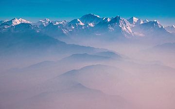 Ochtendnevel boven de bergen van de Himalaya, Nepal van Rietje Bulthuis