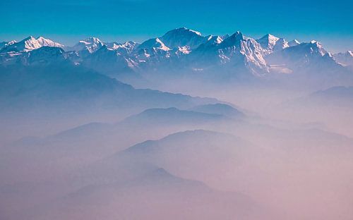 Ochtendnevel boven de bergen van de Himalaya, Nepal