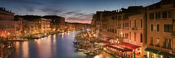 Blick von der Rialto-Brücke in Venedig entlang dem Gran Canal