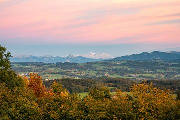 Herbstlicher Blick über das Ostallgäu auf die Zugspitze von Leo Schindzielorz