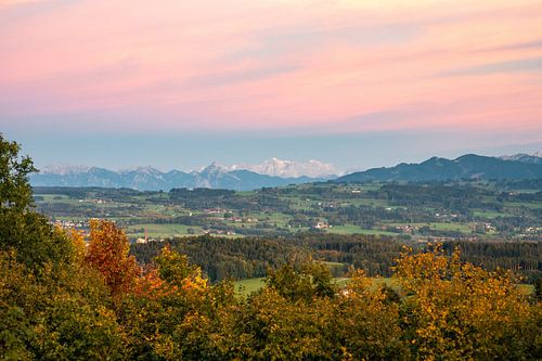 Herfstuitzicht over de Ostallgäu naar de Zugspitze