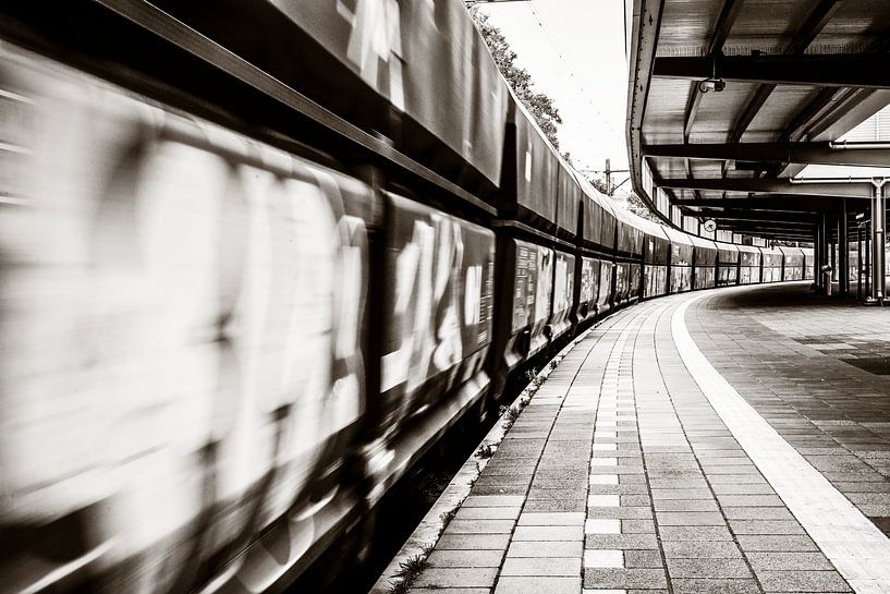 Le long train file sur le quai incurvé et s'efface au fur et à mesure des mouvements. par Jan Willem de Groot Photography