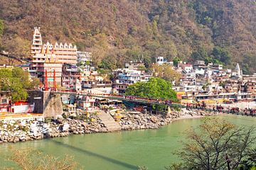 De hangbrug bij Laxman Jhula over de rivier de Ganges in India van Eye on You