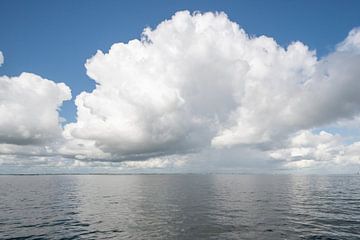 Cumulus wolken boven IJsselmeer