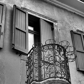 vieux balcon dans la vieille ville de Malcesine en Italie sur Heiko Kueverling
