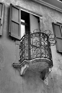 Oud balkon in het oude stadscentrum van Malcesine in Italië van Heiko Kueverling