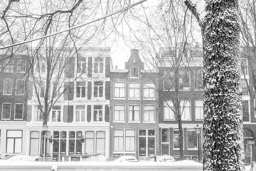 When it snows, it gets quiet in Amsterdam by Suzan Baars