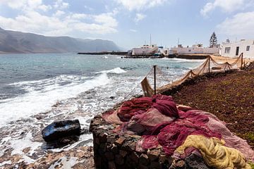 Drogende vissnetten aan de kust van het eiland La Graciosa van Lanzarote van Peter de Kievith Fotografie