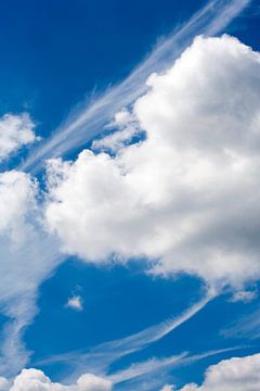 Blauwe lucht met mooie wolken en strepen van Peter de Kievith Fotografie