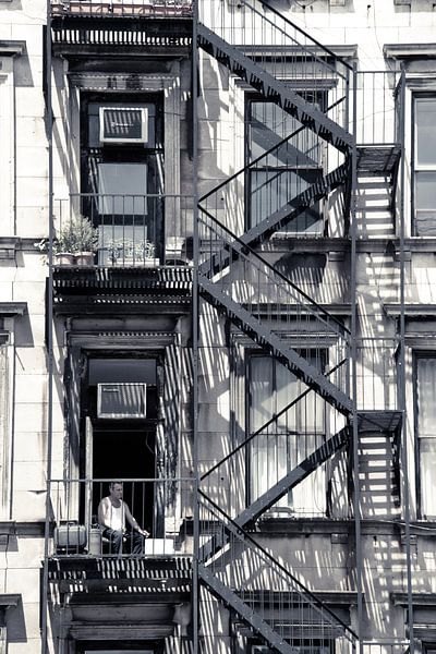 Un homme entre deux escaliers de secours s'échappe de Soho New York City par Francisca Snel