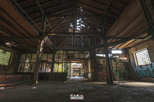 Hall d'usine abandonné.