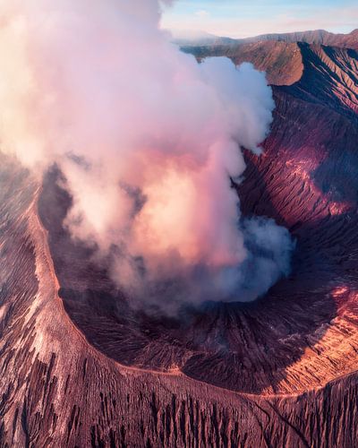 Nuages de fumée mystiques au-dessus du mont Bromo