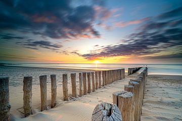 Houten zeewering op het strand van Zeeland van Fotografiecor .nl