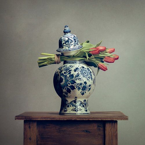 Dutch tulips in a Delft Blue vase by Mariska Vereijken