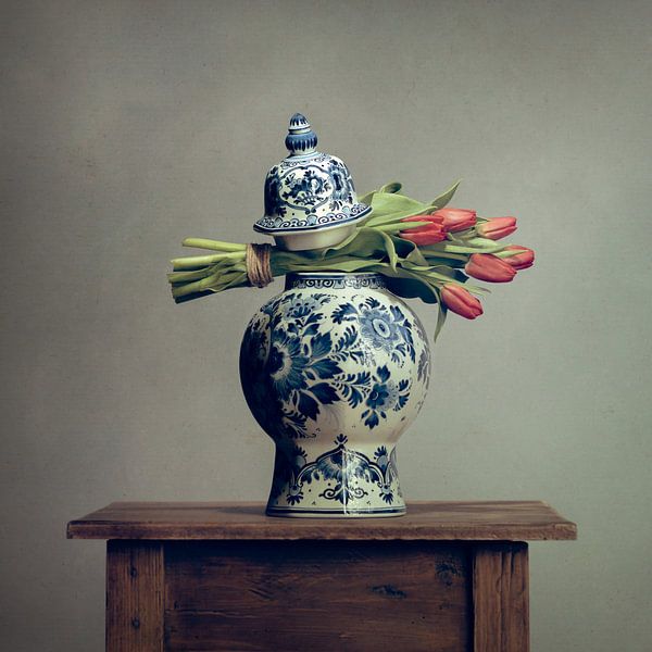 Anekdote typist Plons Hollandse tulpen in een Delfts Blauwe vaas (1) van Mariska Vereijken op  canvas, behang en meer