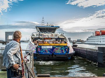 The ferry across the IJ by Suzan Brands