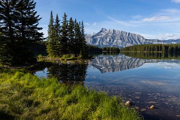 Twee Jack Lake in Canada van Roland Brack