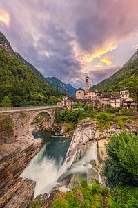Sonnenuntergang in Lavertezzo, Schweiz