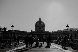 Pont des Arts Institut de France, Schwarz-Weiß-Foto in Paris, Frankreich von Manon Visser