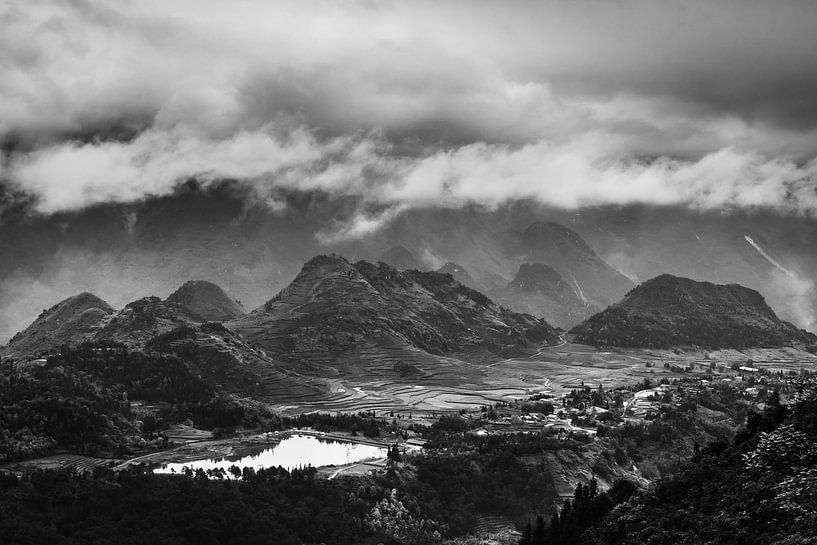 Dramatische wolken boven heuvels van de Ha Giang Loop in Vietnam. van Twan Bankers
