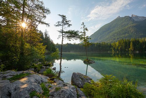 Hintersee bij Ramsau met een zonnester en kristalhelder water.