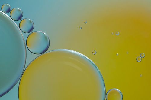 Oliedruppels op water (geel en blauw)