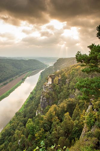 Uitzicht op de Elbe vanaf de Bastei in het Elbezandsteengebergte