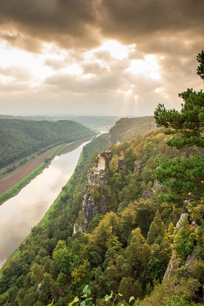 Uitzicht op de Elbe vanaf de Bastei in het Elbezandsteengebergte van ManfredFotos